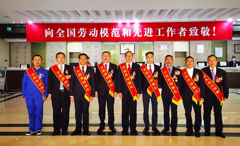 四川路橋總工程師盧偉同志榮獲 “全國(guó)勞動(dòng)模范”稱號(hào)