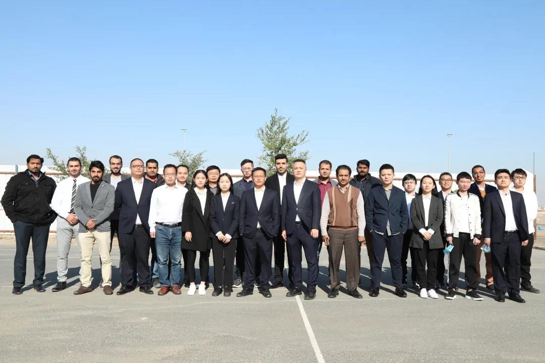 同心云聚送祝?！拇ㄓ^察現(xiàn)場(chǎng)連線路橋海外項(xiàng)目