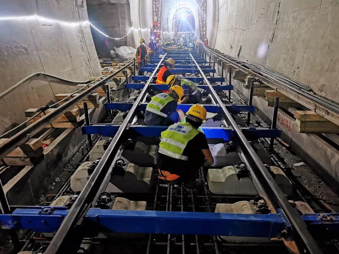 敘畢鐵路1標無砟道床首件段成功澆筑