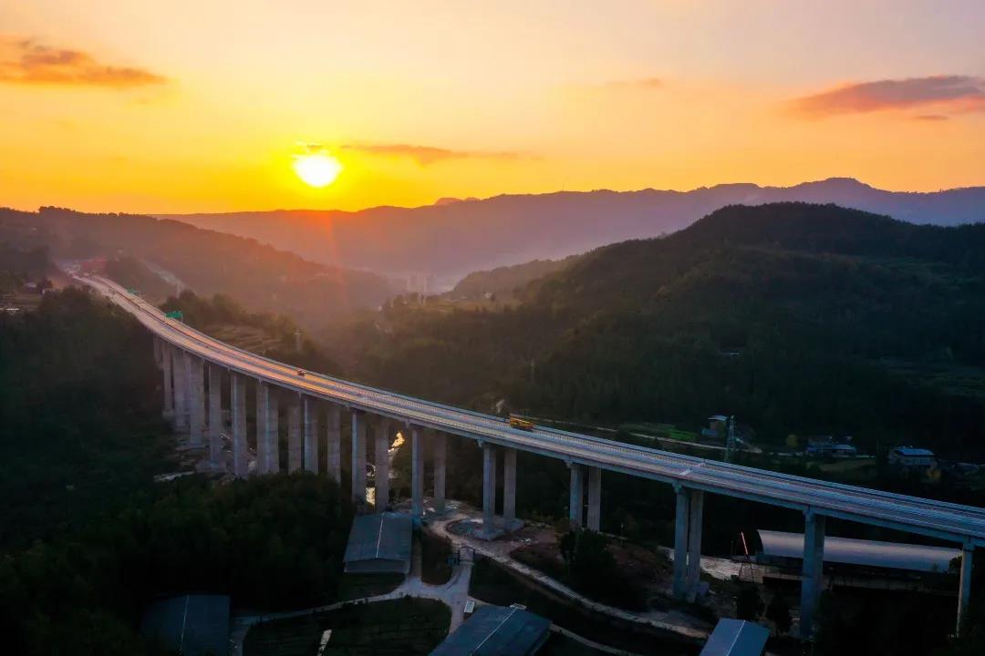 奮戰(zhàn)開門紅 | 鎮(zhèn)廣高速王通段建成通車！