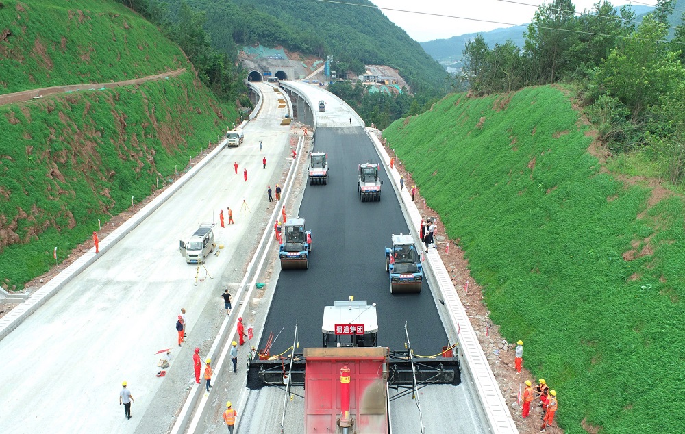 鎮(zhèn)廣高速無人路面施工