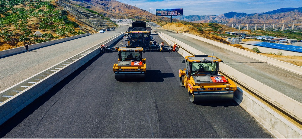 攀大高速無人路面施工