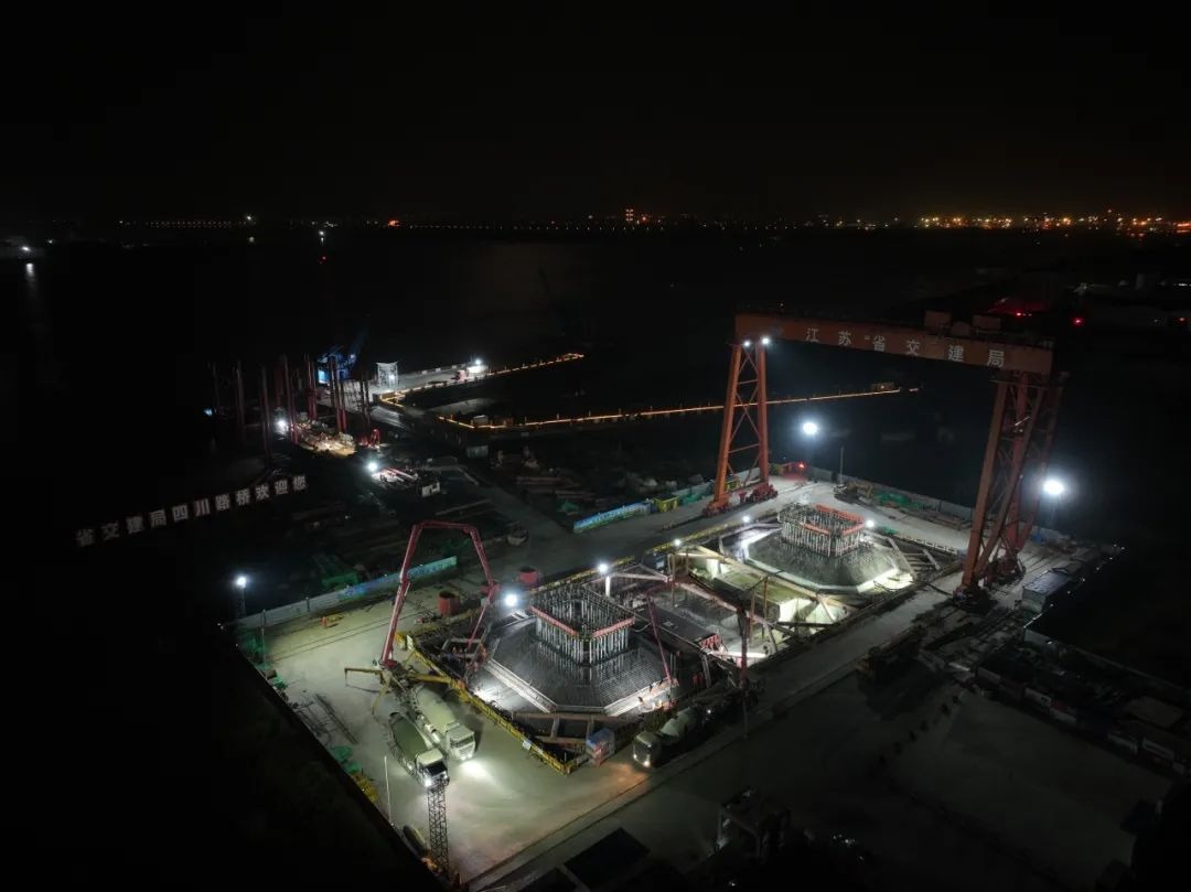 張靖皋長江大橋北航道橋南索塔承臺(tái)澆筑完成