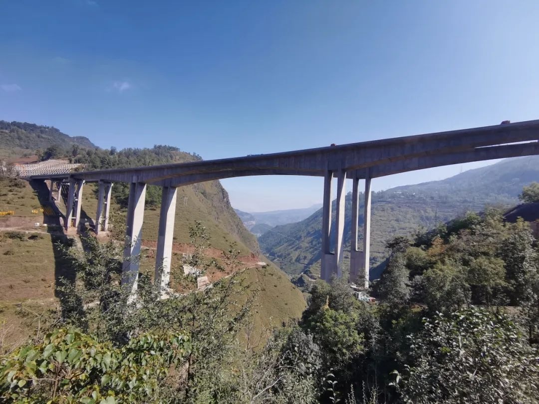 樂西高速九口至昭覺段年底建成 31座橋梁全面貫通！