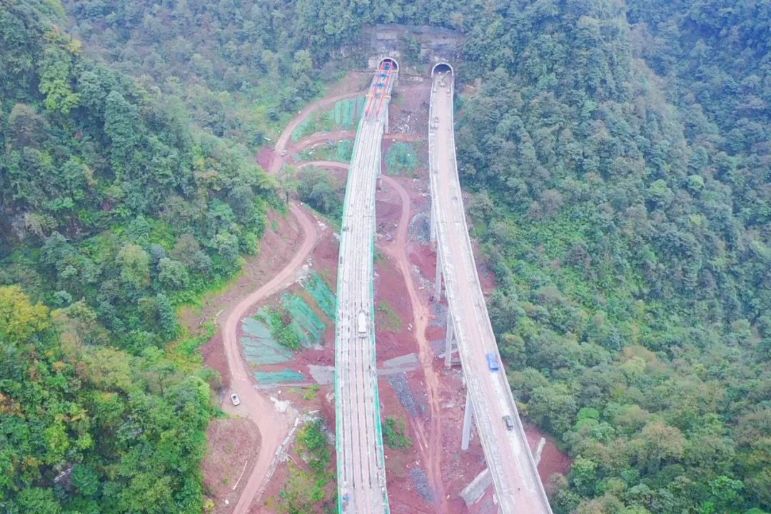 羅山溪大橋全幅貫通 樂西高速進(jìn)入施工快車道