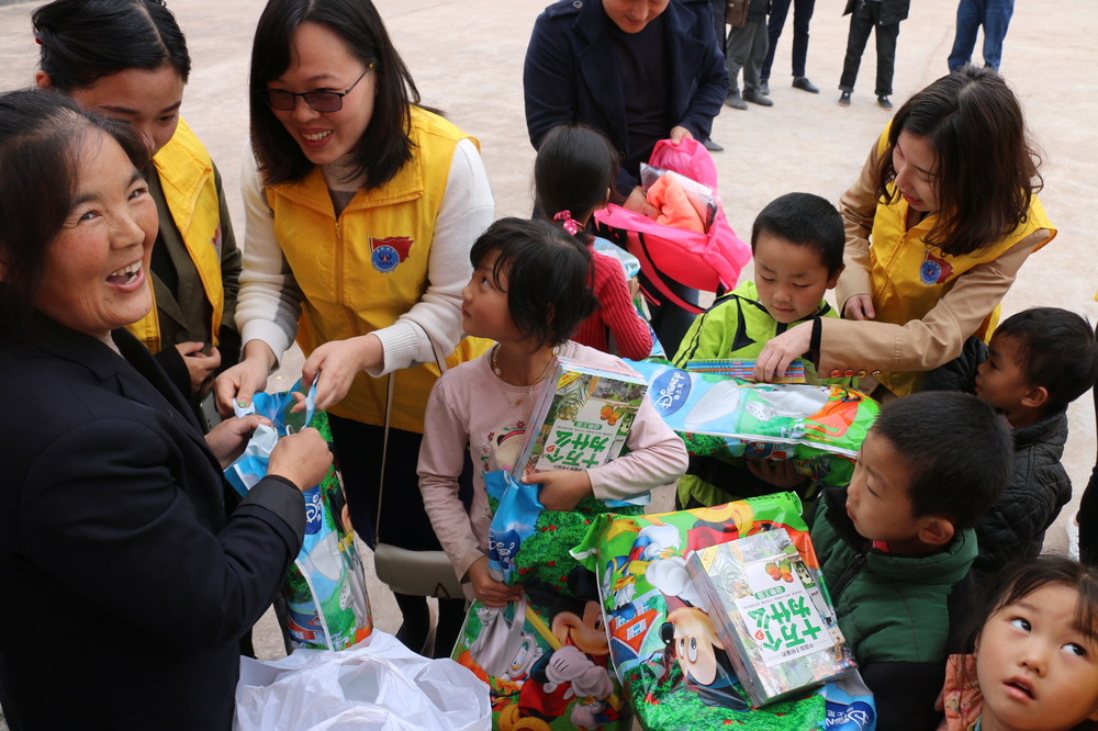 川交公司黨員先鋒服務(wù)隊(duì)到鋪埡廟村小學(xué)開展“夢想手拉手”活動(dòng)