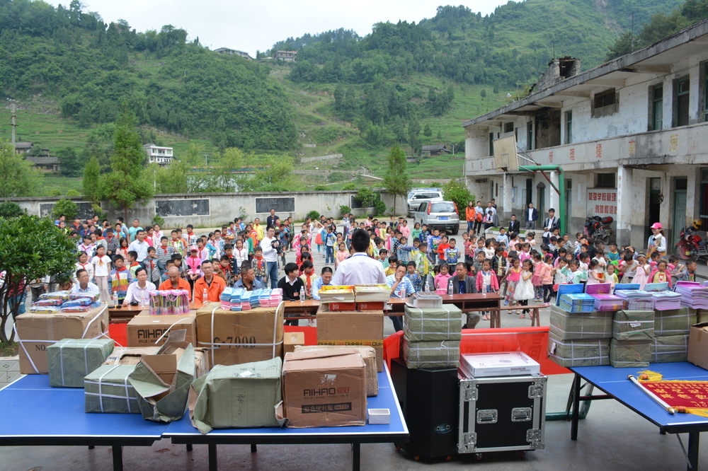 江習(xí)古TJ4分部為當(dāng)?shù)貙W(xué)校捐贈(zèng)文化用品
