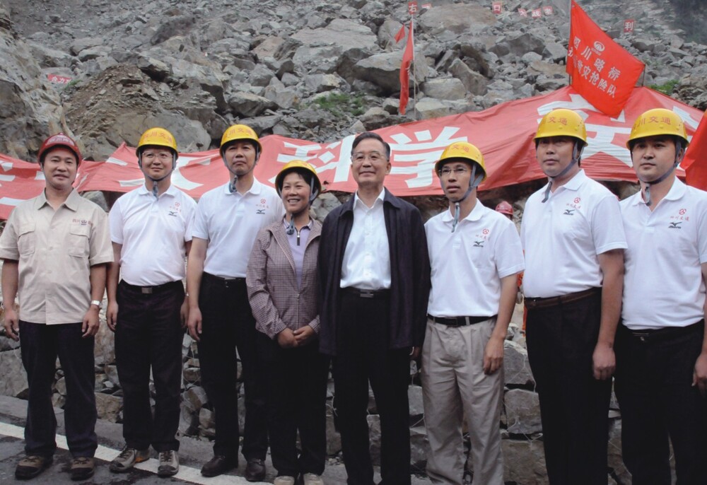 “5.12”抗震救災(zāi)期間，溫家寶同志視察公司搶通的國道213都汶公路.jpg