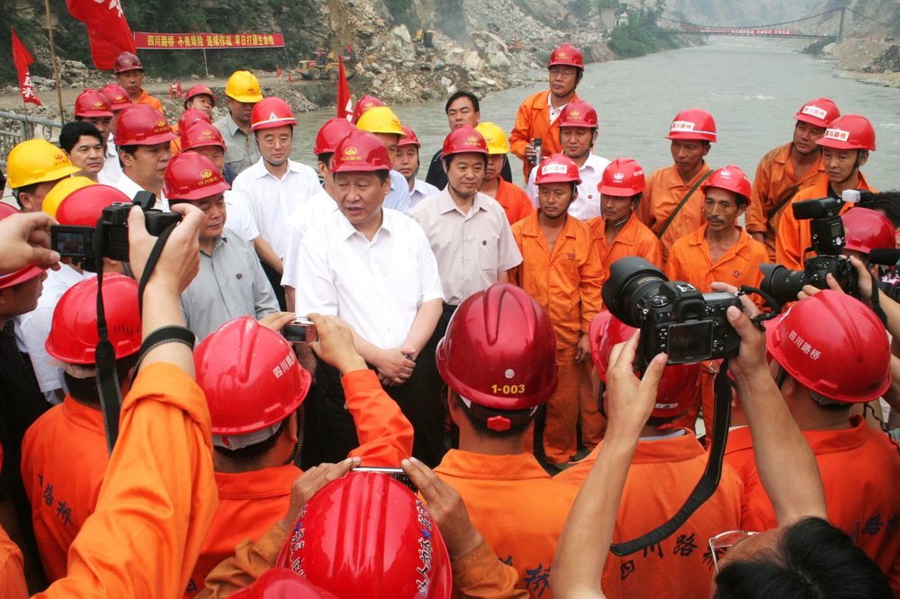 “5.12”抗震救災(zāi)期間，習(xí)近平同志視察公司搶通的國(guó)道213都汶公路