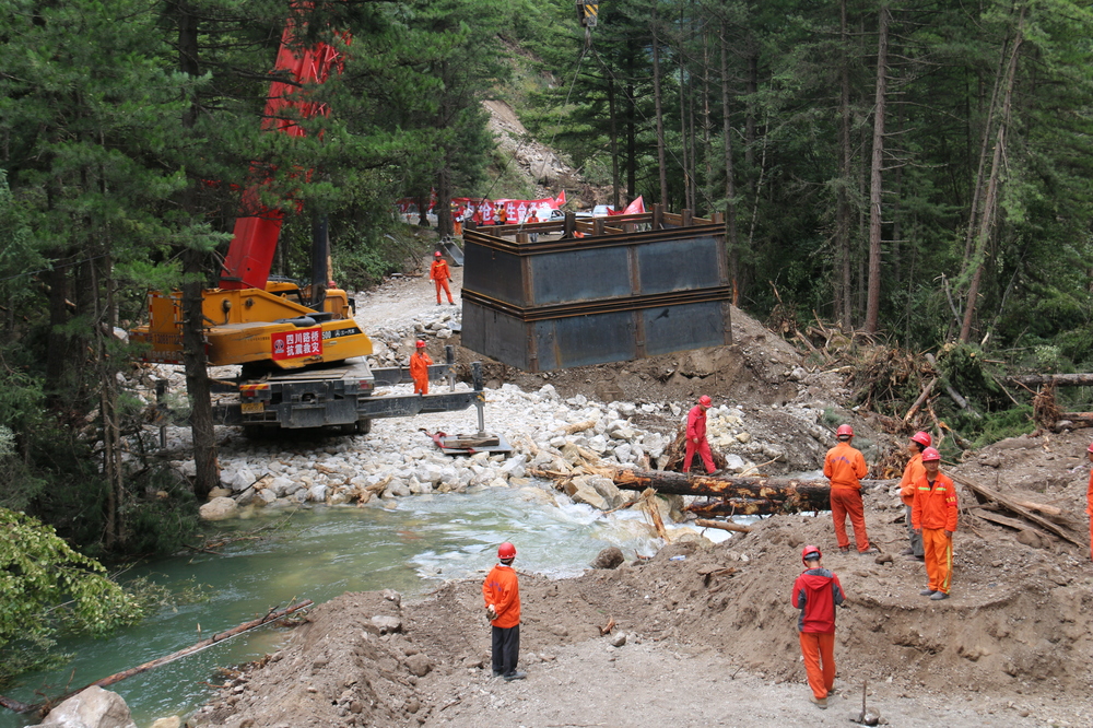 8.8九寨溝搶險救災(zāi)現(xiàn)場安裝1號鋼架橋型鋼石籠橋臺.JPG