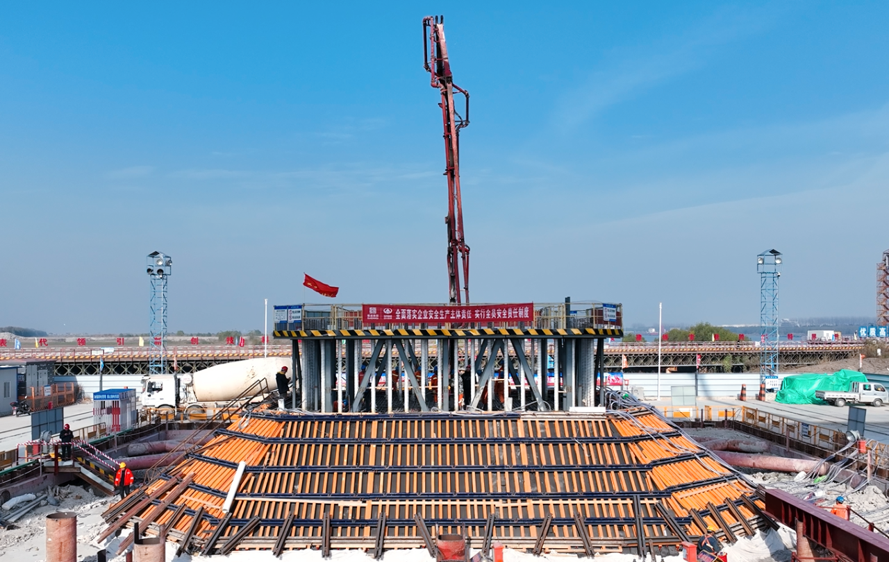 奮戰(zhàn)四季度 大干一百天 | 張靖皋長江大橋北航道橋南索塔塔座澆筑完成