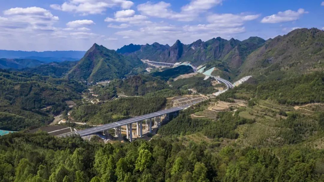 “陸海新通道”——天峨至北海公路（平塘至天峨廣西段）今日通車！