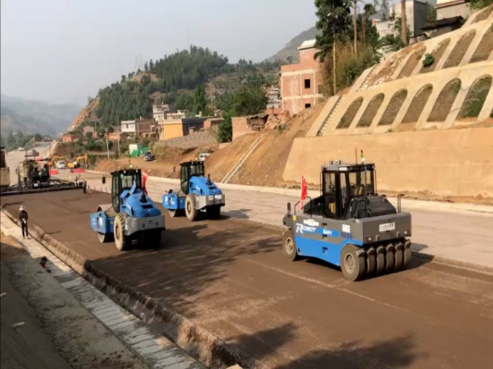 路面無人攤鋪碾壓施工技術(shù)