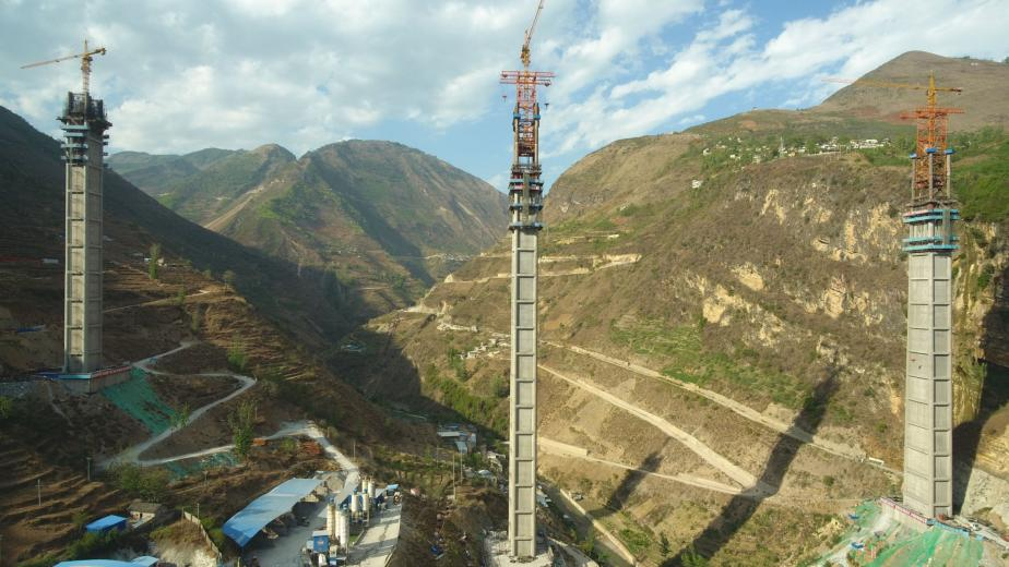 自爬式鋼管混凝土超高格構(gòu)空心墩施工裝備