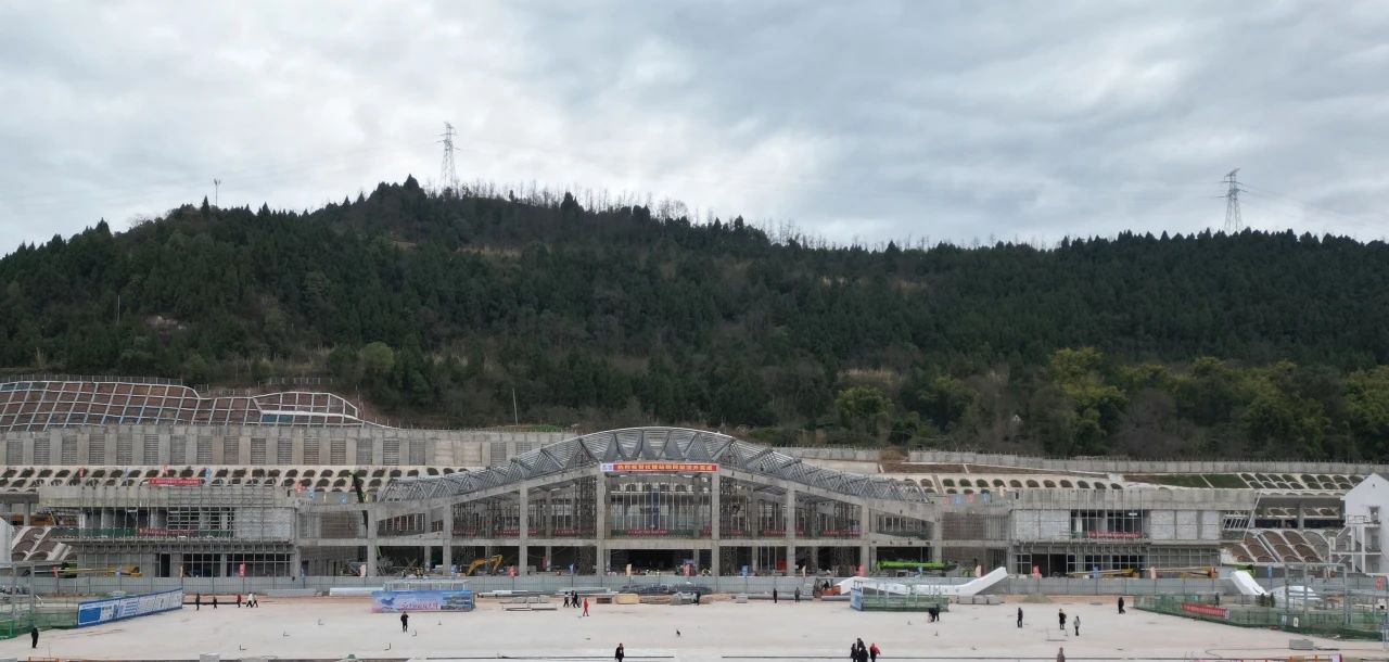 新春守現(xiàn)場(chǎng) 奮戰(zhàn)開門紅——漢巴南高鐵儀隴站屋面鋼網(wǎng)架頂升順利完成