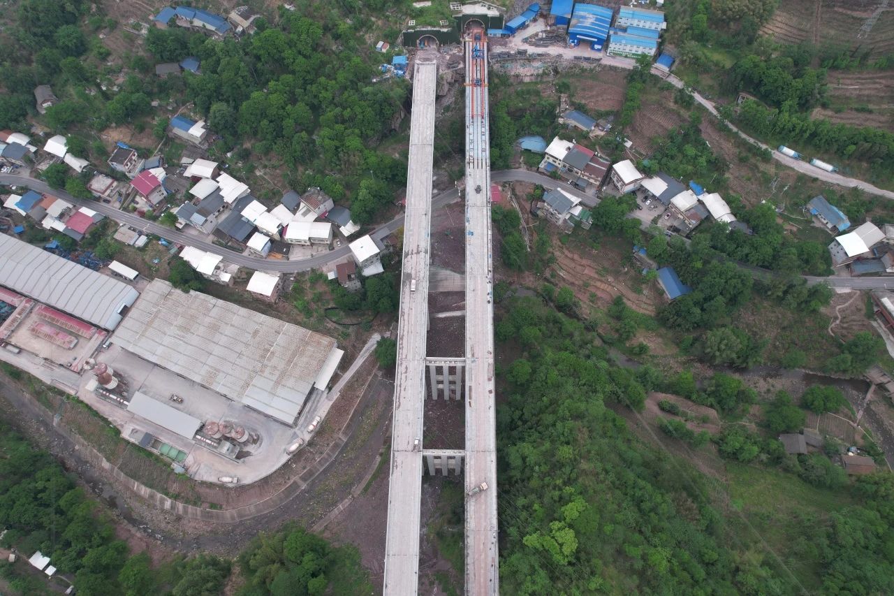 鄢家溝大橋雙幅貫通！樂西高速S1-1項目主體工程全線貫通