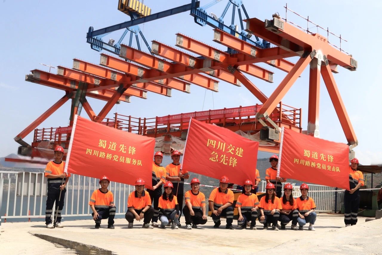 卡哈洛金沙江大橋！鋼桁梁“走軍姿”