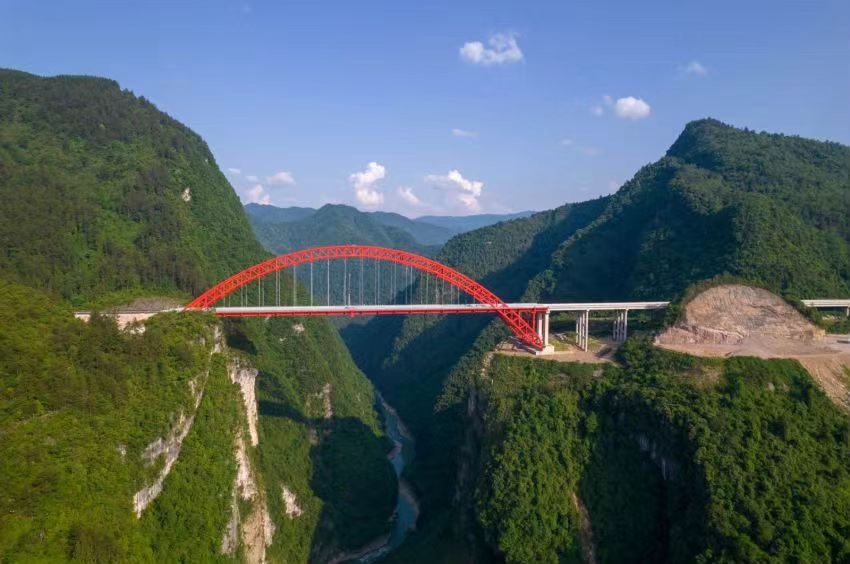 30輛重卡900噸“壓橋”！蜀工檢測公司圓滿完成湖北宜來高速溇水河特大橋荷載試驗檢測