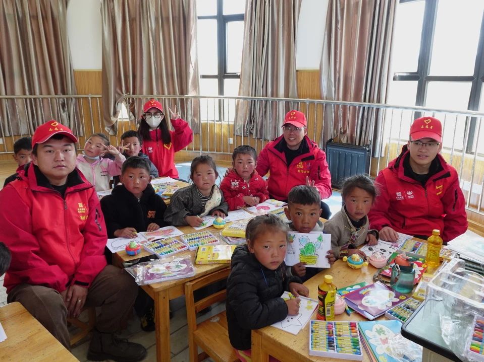 鄉(xiāng)村振興 | 心手相牽促成長 點亮未來助振興 四川路橋在賈洛鎮(zhèn)多元化開展“六一”兒童節(jié)活動