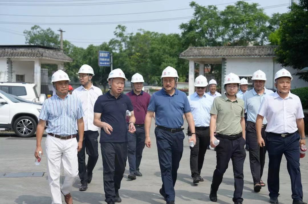 四川路橋總工程師盧偉赴川交公司自動上料機器人及智能輸送系統(tǒng)實驗現(xiàn)場指導工作