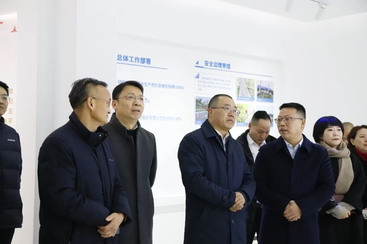 四川路橋黨委副書(shū)記、副董事長(zhǎng)、總經(jīng)理羊勇率隊(duì)到成德綿公司調(diào)研指導(dǎo)工作并慰問(wèn)一線職工