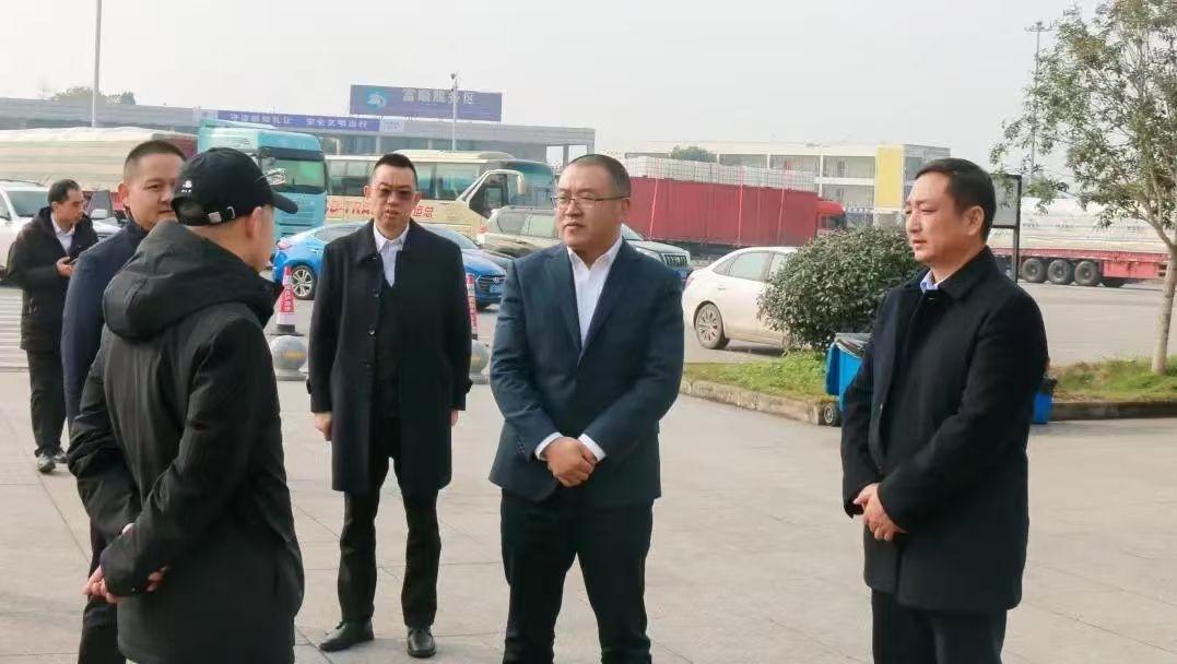 四川路橋黨委副書(shū)記、副董事長(zhǎng)、總經(jīng)理羊勇率隊(duì)到川南片區(qū)公司、江習(xí)古公司調(diào)研指導(dǎo)工作并慰問(wèn)一線職工