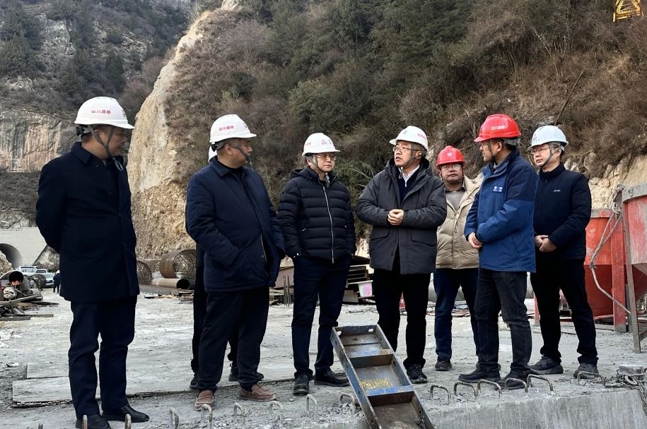 四川路橋黨委副書記、副董事長、總經(jīng)理羊勇率隊到雙江口G317復(fù)建公路工程項目督導(dǎo)檢查生產(chǎn)工作并慰問一線員工