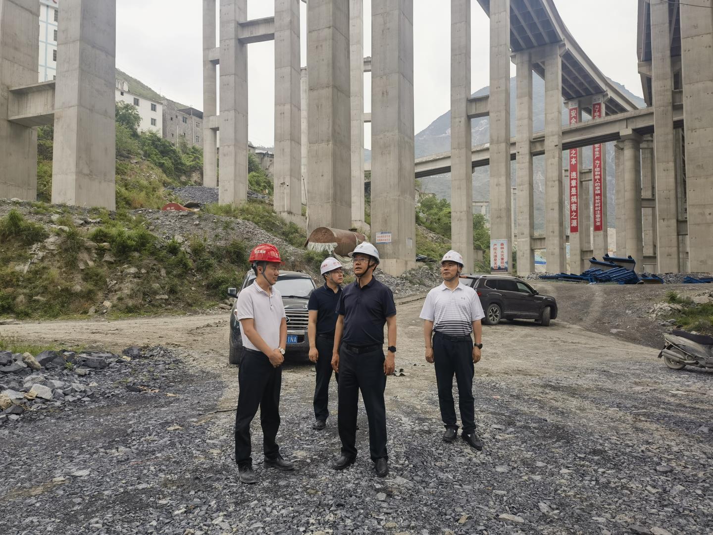 四川路橋黨委委員、紀(jì)委書記焦利軍帶隊(duì)赴路航公司、華東公司項(xiàng)目一線開展防汛督導(dǎo)和調(diào)研檢查