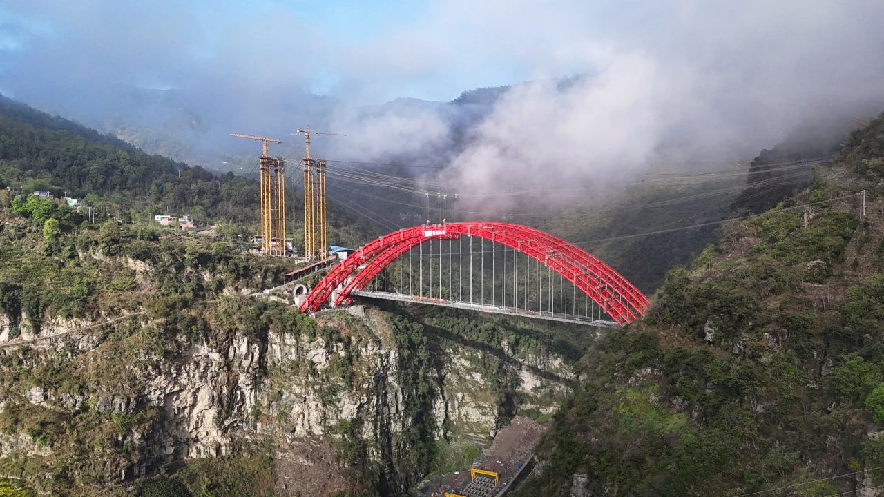 宜金高速大河溝特大橋主拱雙線合龍