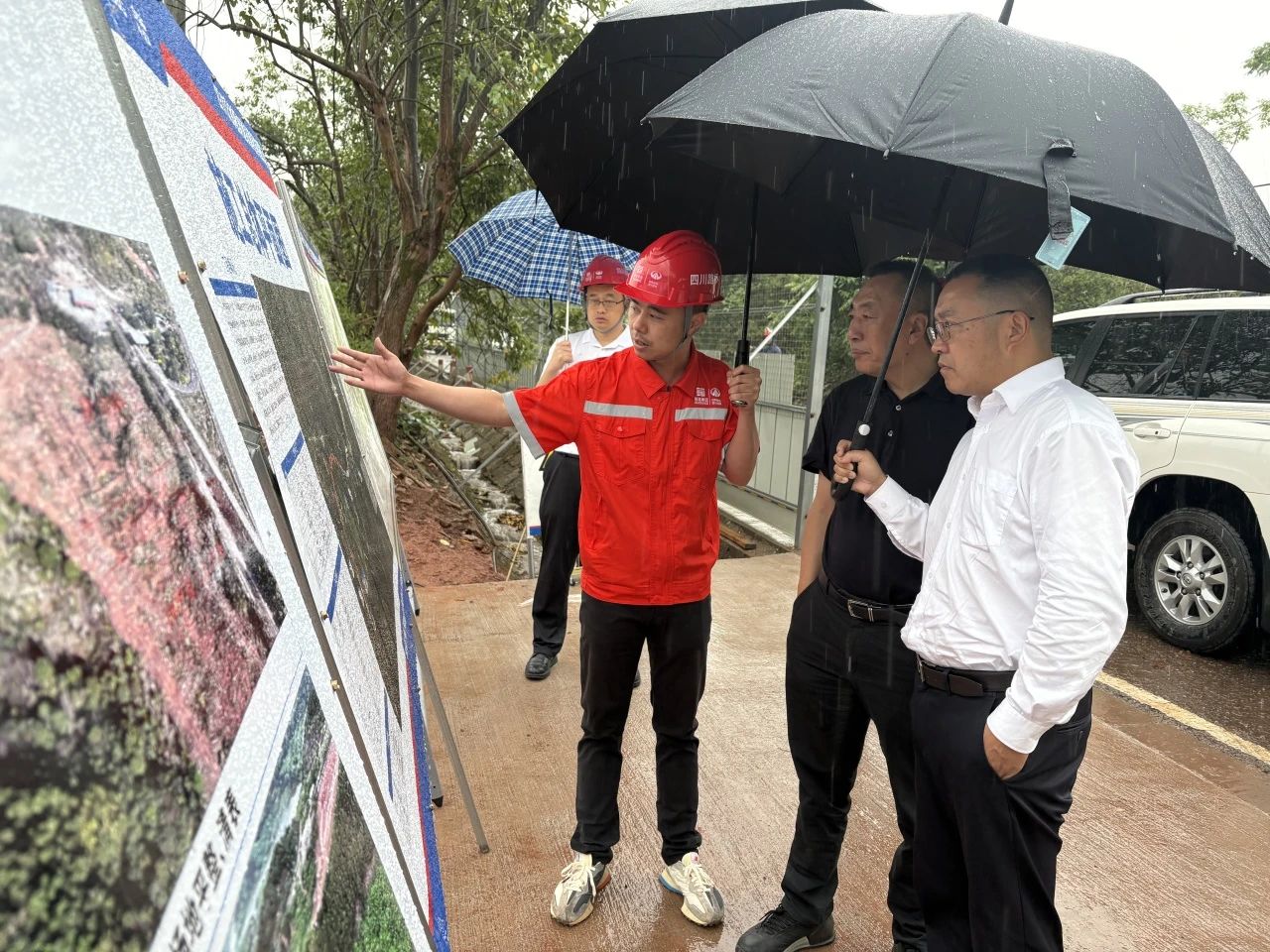 四川路橋黨委副書記、副董事長、總經(jīng)理羊勇一行督導(dǎo)調(diào)研成渝高速擴(kuò)容項(xiàng)目