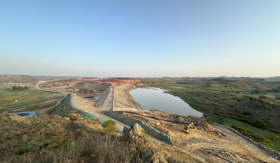 項(xiàng)目動態(tài) | 厄立特里亞阿斯馬拉礦建公輔設(shè)施工程項(xiàng)目埃巴多哈礦區(qū)水壩及礦區(qū)3號、4號聯(lián)絡(luò)道路順利移交